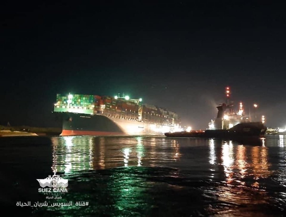 بدء تعويم سفينة الحاويات البنمية EVER GIVEN بنجاح