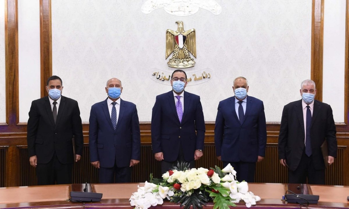 رئيس الوزراء يشهد توقيع اتفاقية عقد تصنيع وتوريد ١٠٠٠ عربة سكة حديد بضائع بين وزارة النقل والهيئة العربية للتصنيع