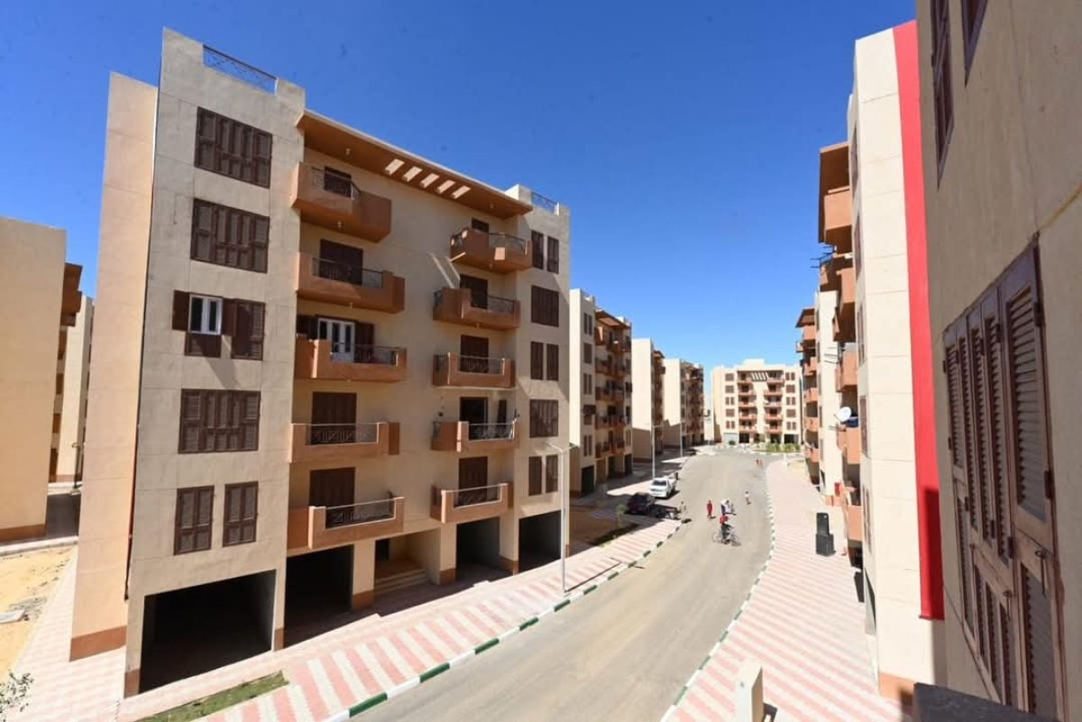 وزير الإسكان يتابع موقف تسليم الوحدات السكنية بمشروع " درة الوادى " بمحافظة الوادى الجديد