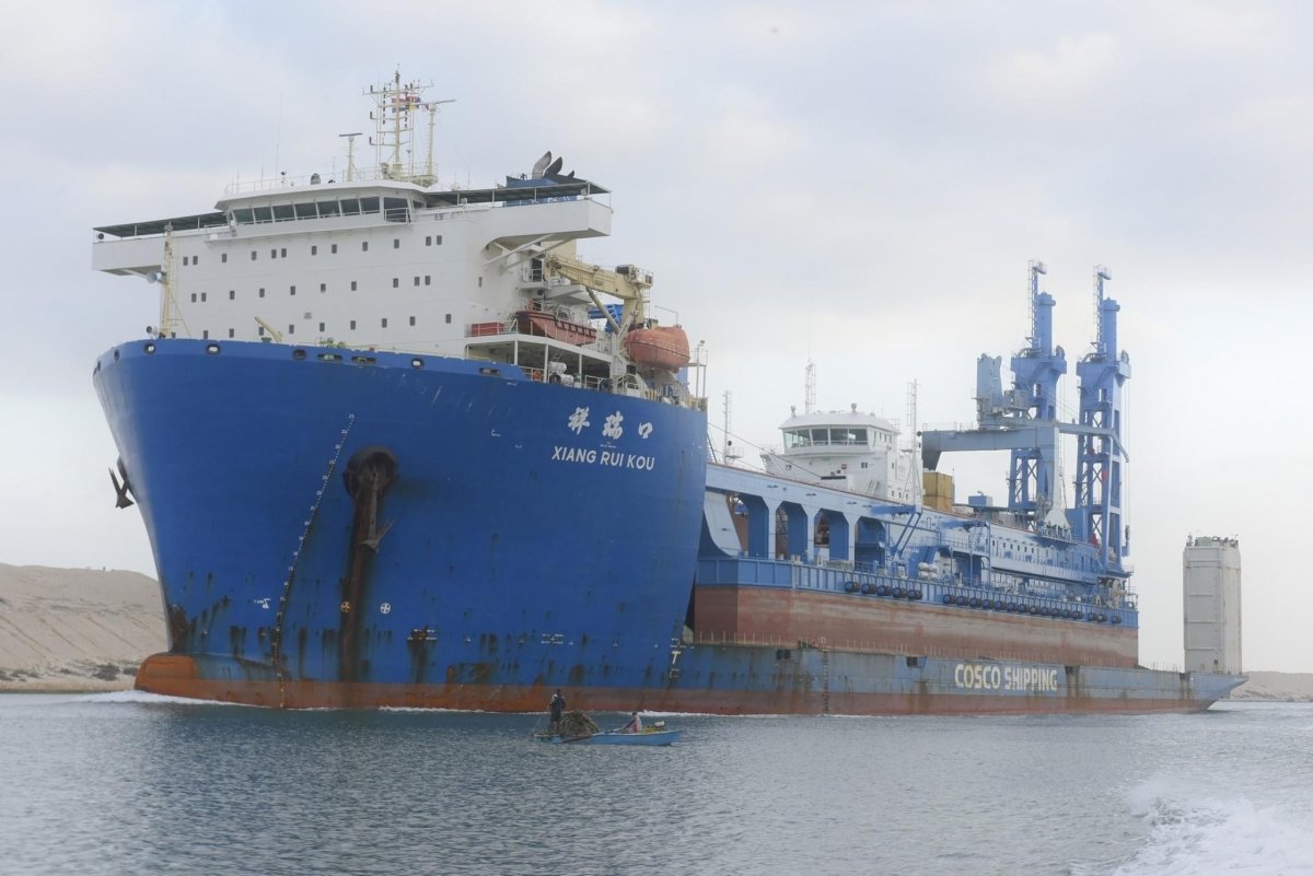 الفريق أسامة ربيع: قناة السويس تشهد عبور السفينة الحاملة للكراكة "مهاب مميش"