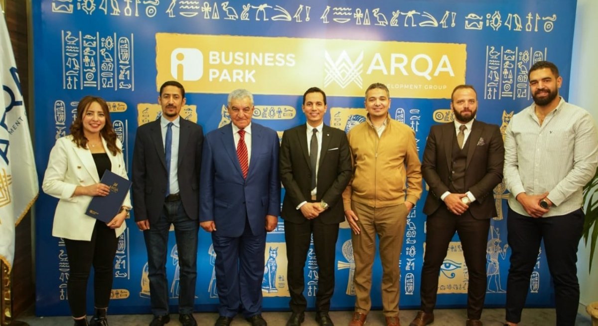 زاهي حواس فخور بأحفاد الفراعنة وما يحدث من إنجازات بالعاصمة الإدارية الجديدة ويتعاقد بأبراج "آي بيزنس بارك"