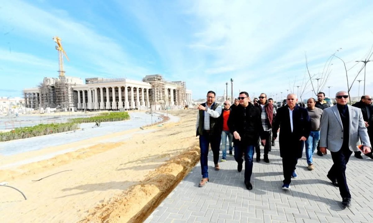 وزير الإسكان يتفقد سير العمل بمشروعات المدينة التراثية والمرافق الرئيسية لمنطقة الداون تاون بمدينة العلمين الجديدة