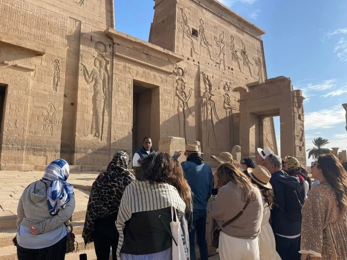 عظمة الأجداد.. معابد أسوان والأقصر تجذب فنانات 13 دولة عربية وأجنبية