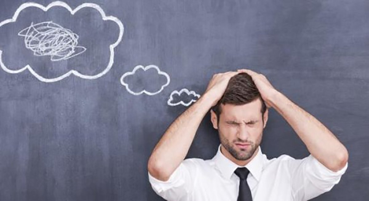 بينها الأطعمة المصنعة وقلة النوم .. عادات تضعف الذاكرة ببطء