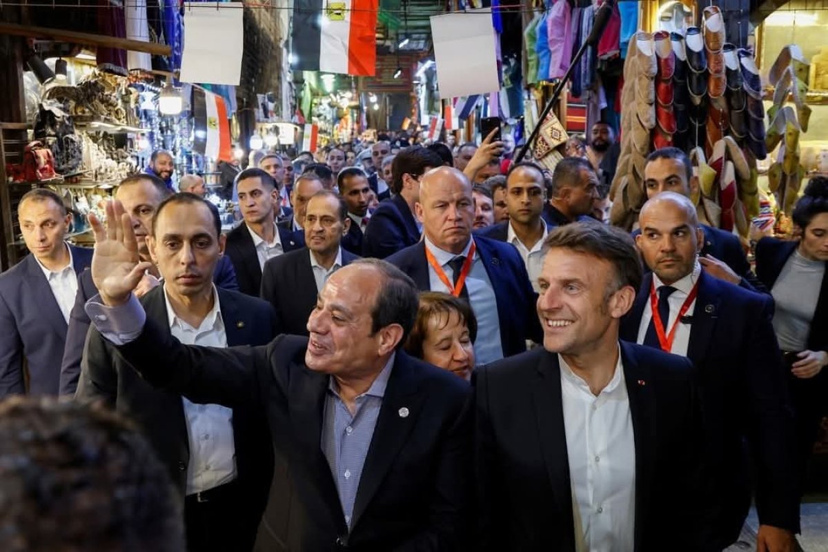 الرئيس السيسي وماكرون في جولة تاريخية بخان الخليلي وزيارة المتحف المصري الكبير"