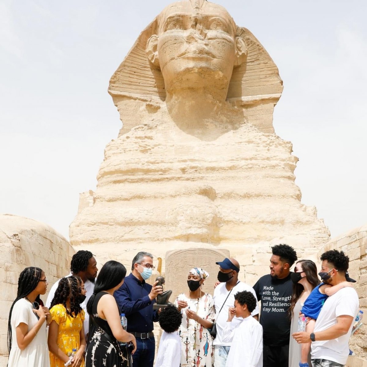 وزير السياحة والآثار يلتقي بالسيدة الأمريكية جلوريا والكر في أول أيام تحقيق حلمها بزيارة منطقة أهرامات الجيزة 