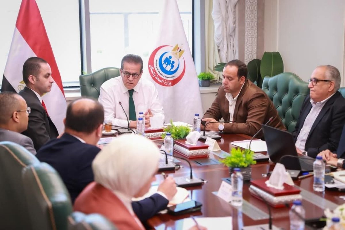 يبحث آليات تطوير وحوكمة منظومة العلاج على نفقة الدولة