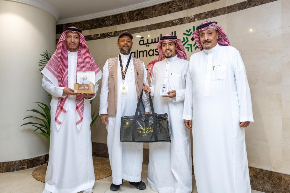 استعدادًا لموسم الحج...   بدء تسليم بطاقات "نسك" للحجاج.. و«مشارق الماسية» أول من تسلّمها