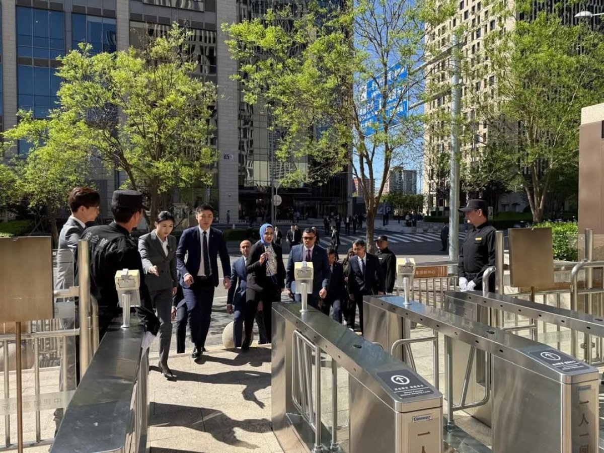 وزير الإسكان يواصل جولاته بالصين بتفقد منطقة الأعمال المركزية بـ«بكين»