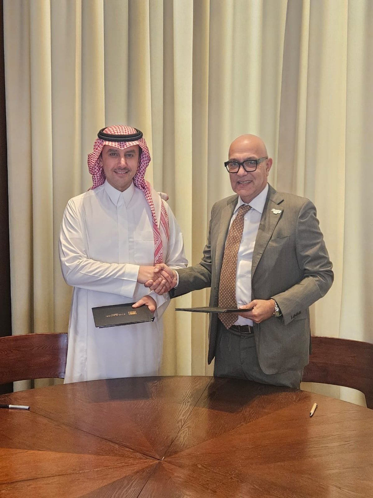 "جراندي صبور توسّع حضورها الإقليمي عبر اتفاقية تعاون مع سراة للاستثمار لتطوير مشاريع عقارية بالمملكة العربية السعودية