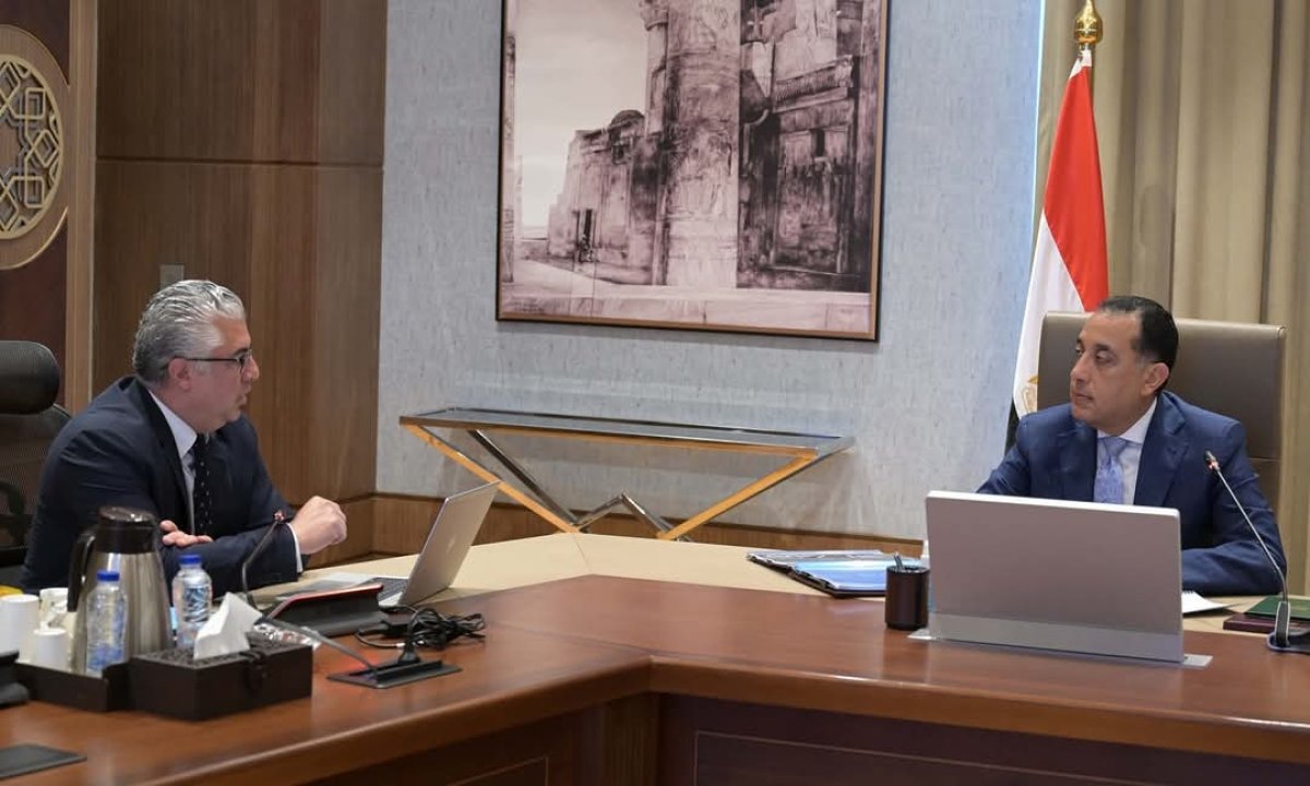رئيس الوزراء يتابع مع المنطقة الاقتصادية لقناة السويس مستجدات العمل وجهود جذب الاستثمارات