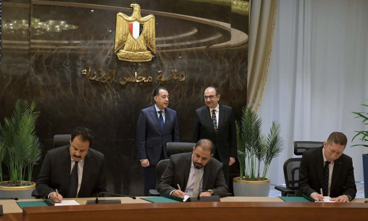 رئيس الوزراء يشهد توقيع اتفاق تأسيس شركتين لإنتاج ألياف الفيبربوليستر واللباد الصناعي