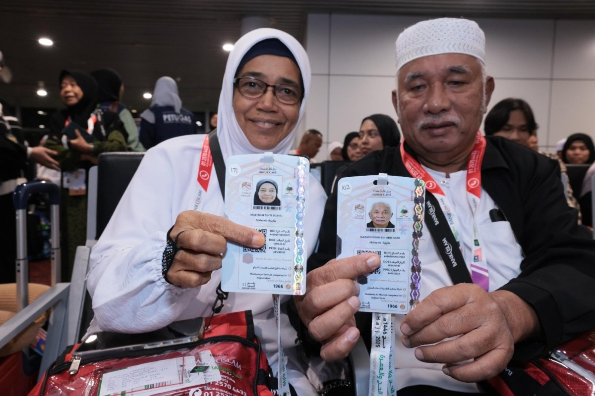 لأول مرة في موسم حج :-تسليم بطاقات "نسك" خارج السعودية، والبداية لحجاج ماليزيا  