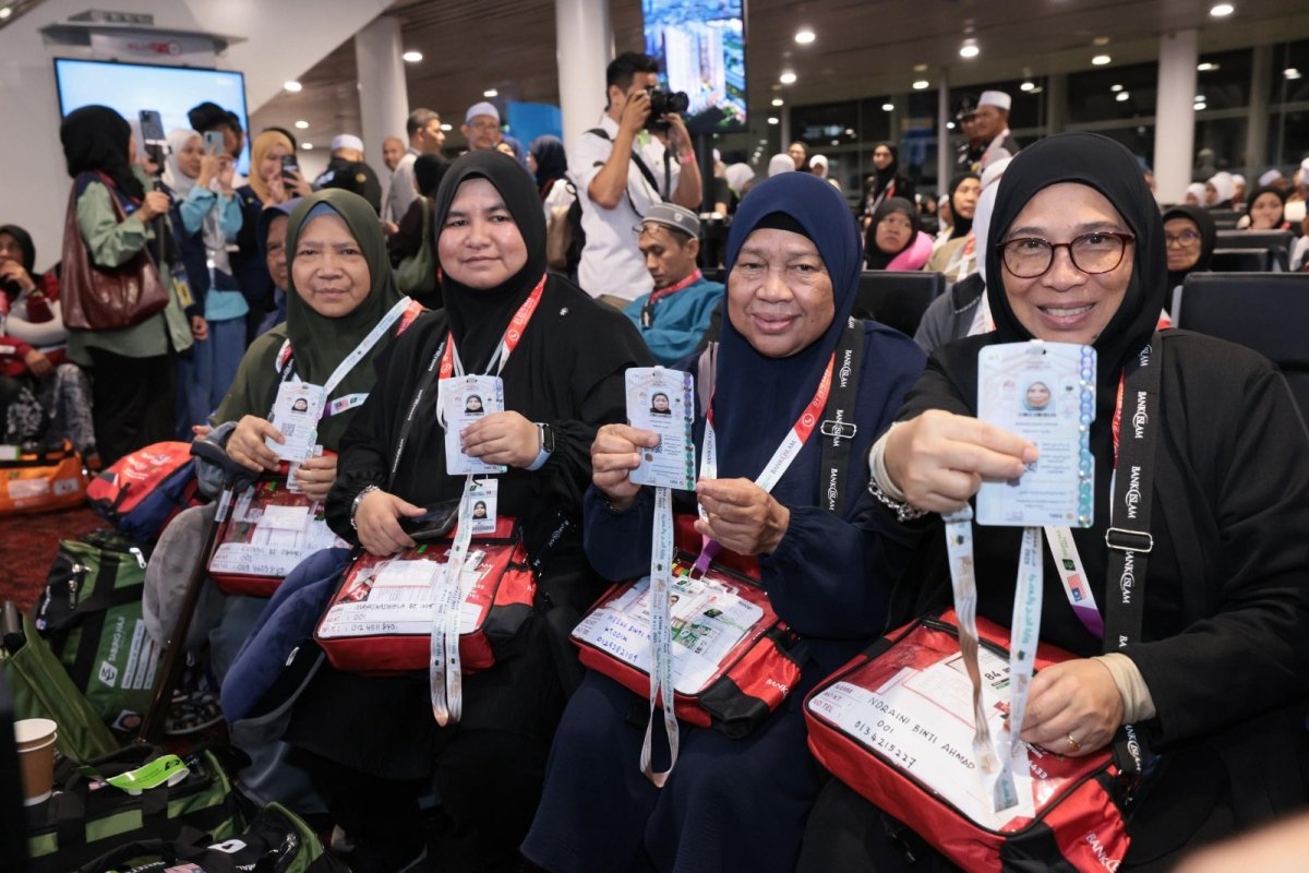  For the First Time in Hajj 2025:"Nusuk Cards" Distributed Outside Saudi Arabia – Malaysian Pilgrims Receive the First Batch