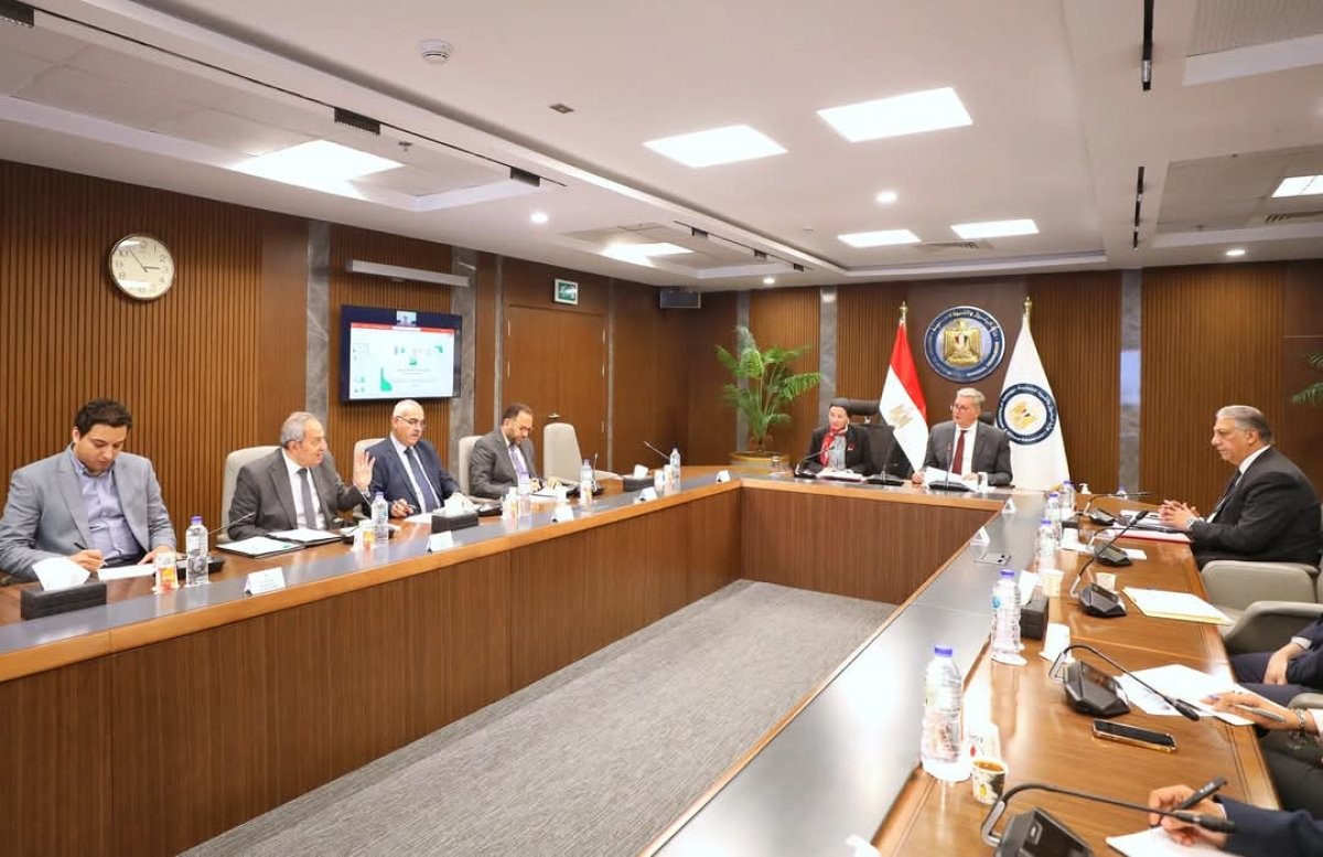  وزيرا البترول والبيئة يناقشان سبل خفض الانبعاثات الكربونية في مصر