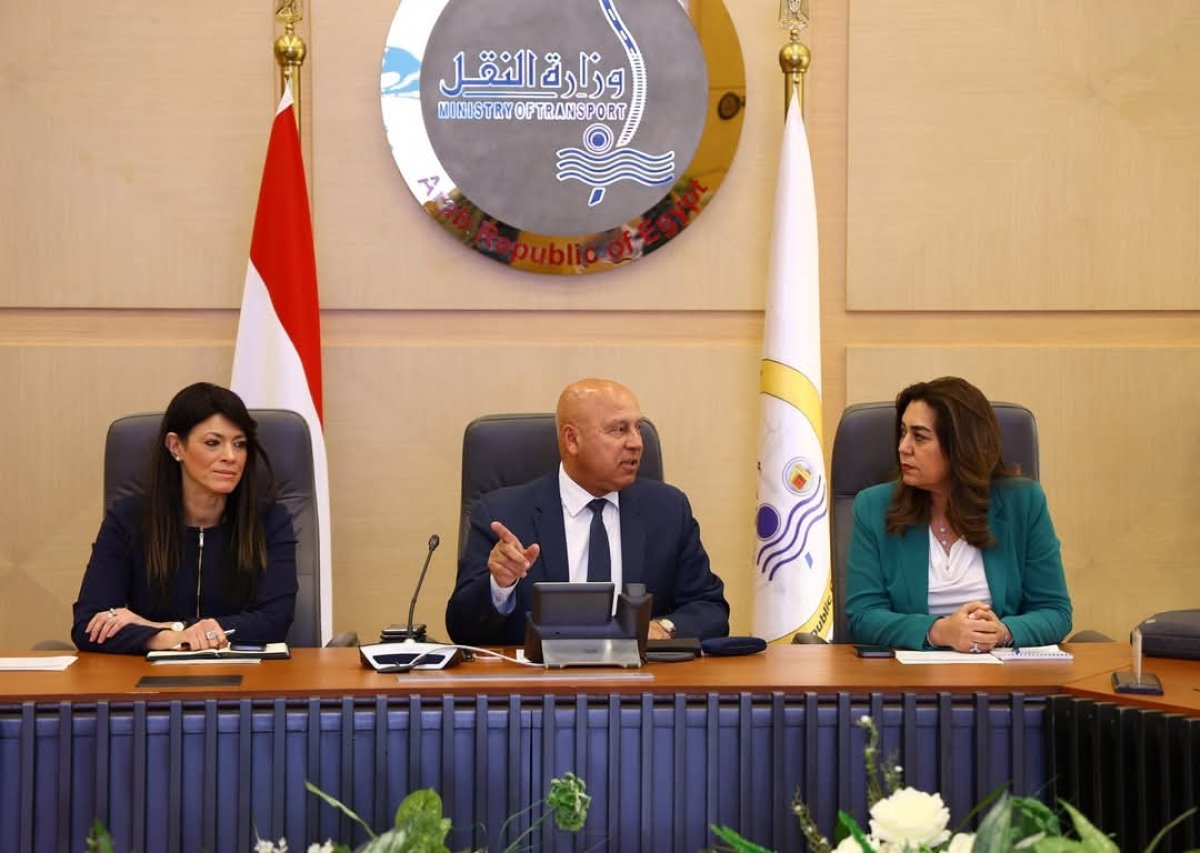 وزير الصناعة يتابع مع عدد من الوزراء والمحافظين الموقف التنفيذي لمشروعات التنمية الصناعية ببرنامج التنمية المحلية بصعيد مصر