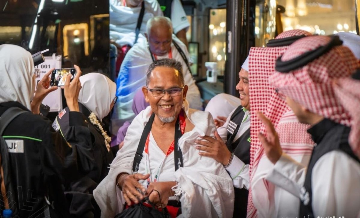 وسط احتفالية نظمتها الماسية لخدمات الحجاج:-  بدء توافد طلائع الحجاج إلى مكة المكرمة والمدينة المنورة بوصول حجاج ماليزيا