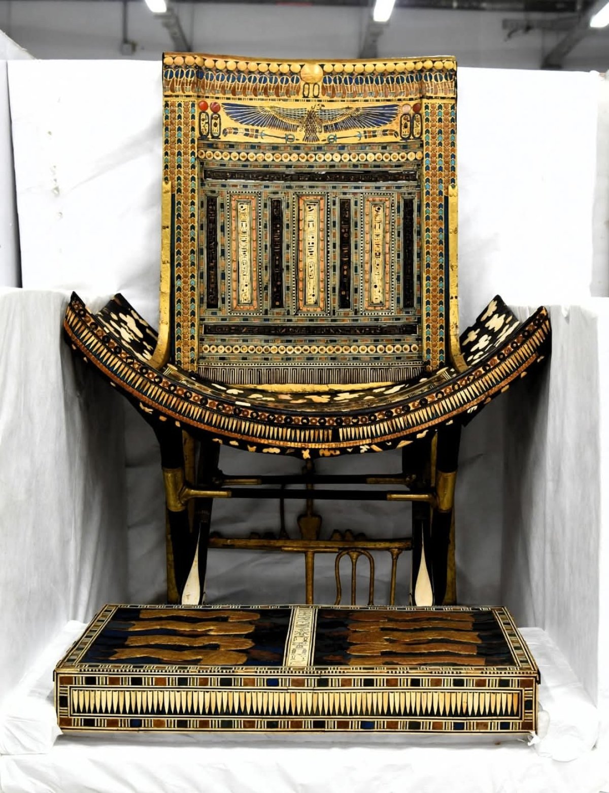 المتحف المصري الكبير يستقبل  163 قطعة من كنوز الملك الذهبي توت عنخ آمون