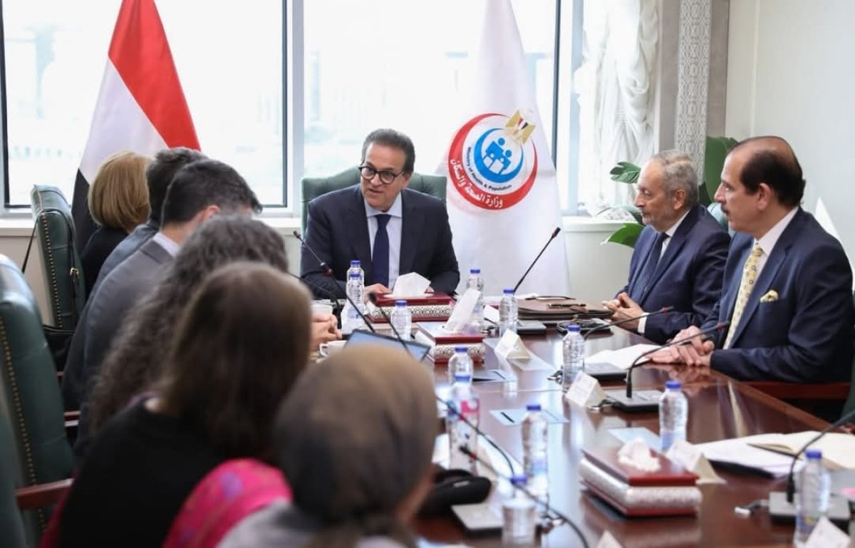 نائب رئيس الوزراء وزير الصحة يبحث مع وفد البنك الدولي تعزيز التعاون في ملف التنمية البشرية