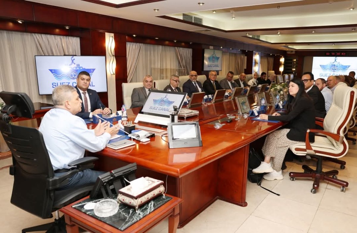 رئيس هيئة قناة السويس يلتقي وفد مجموعة ميرسك العالمية لبحث سبل التعاون