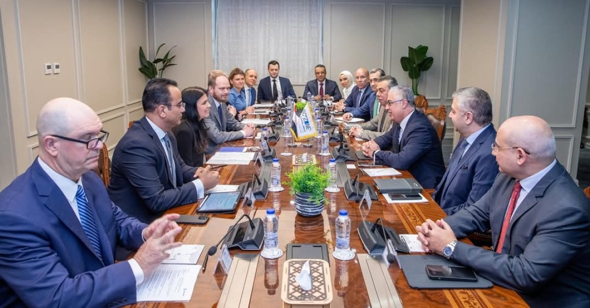 رئيس اقتصادية قناة السويس يجتمع بوفد رفيع المستوى من قيادات شركة AP Moller MAERSK العالمية لبحث تعزيز التعاون المشترك