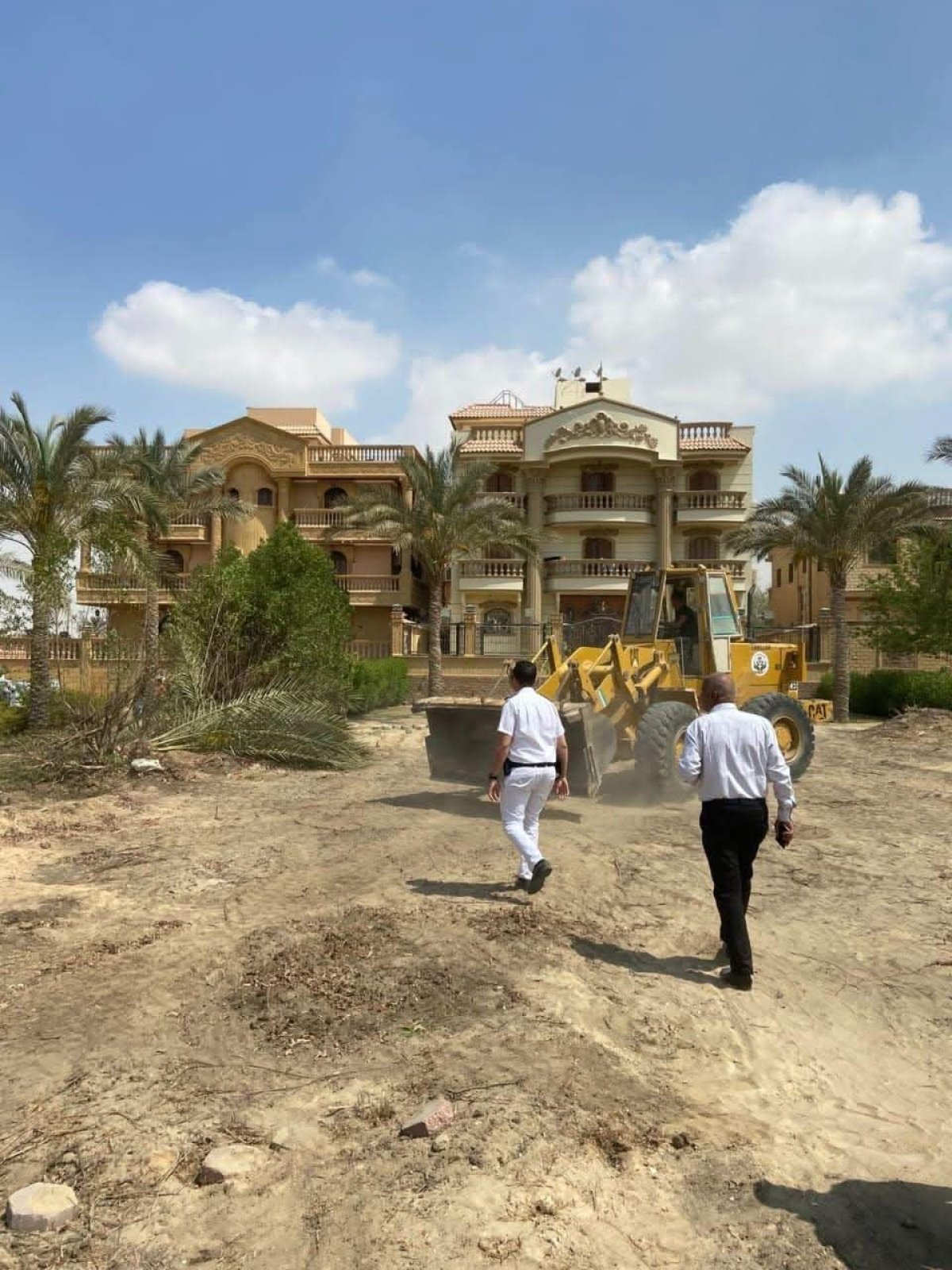 وزير الإسكان يُصدر قرارات إزالة لتعديات ومخالفات بناء بالساحل الشمالي ومدينة ملوي الجديدة