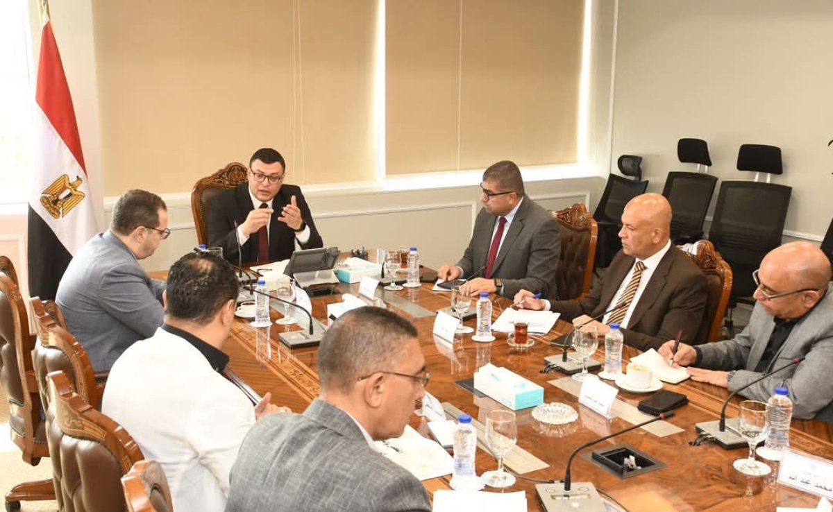 وزير الإسكان يعقد اجتماعًا مع رؤساء ومسئولي أجهزة تنمية مدن غرب القاهرة لمتابعة ملفات العمل