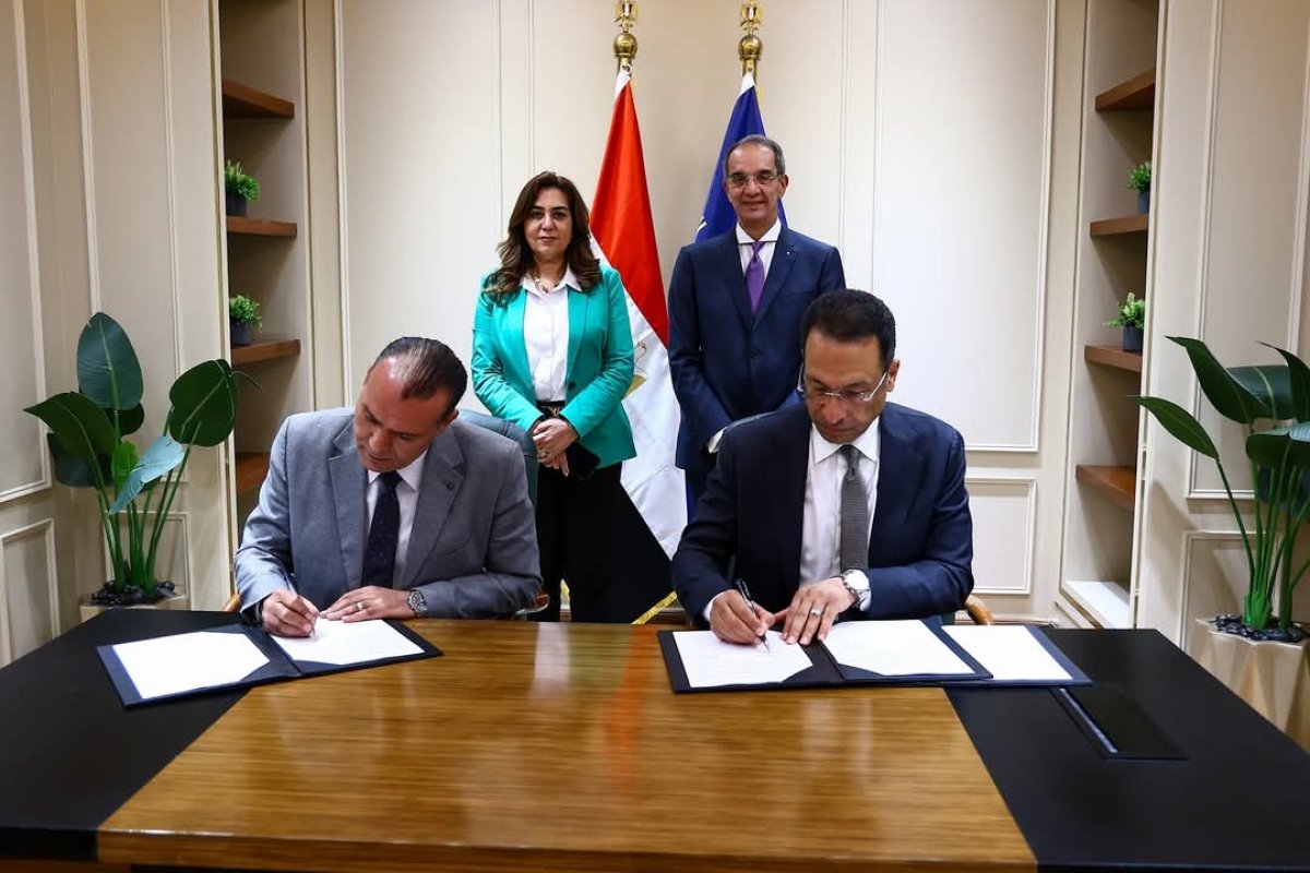 وزيرا الاتصالات والتنمية المحلية يشهدان توقيع اتفاق لتوفير الأجهزة التكنولوجية لتشغيل مجمعات الخدمات الحكومية بقرى "حياة كريمة "