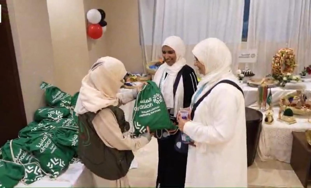 مع اقتراب موعد تصعيدهم الي عرفات : «المطوفين» يبدأون مراسم استقبال حجاج الخمس نجوم