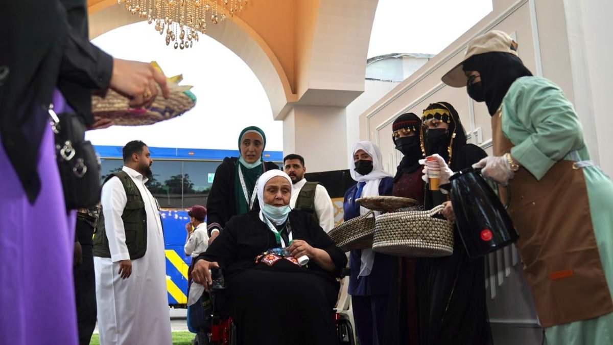 حجاج "السياحة - خمس نجوم" يصلون إلى عرفات استعدادًا لأداء الركن الأعظم من الحج