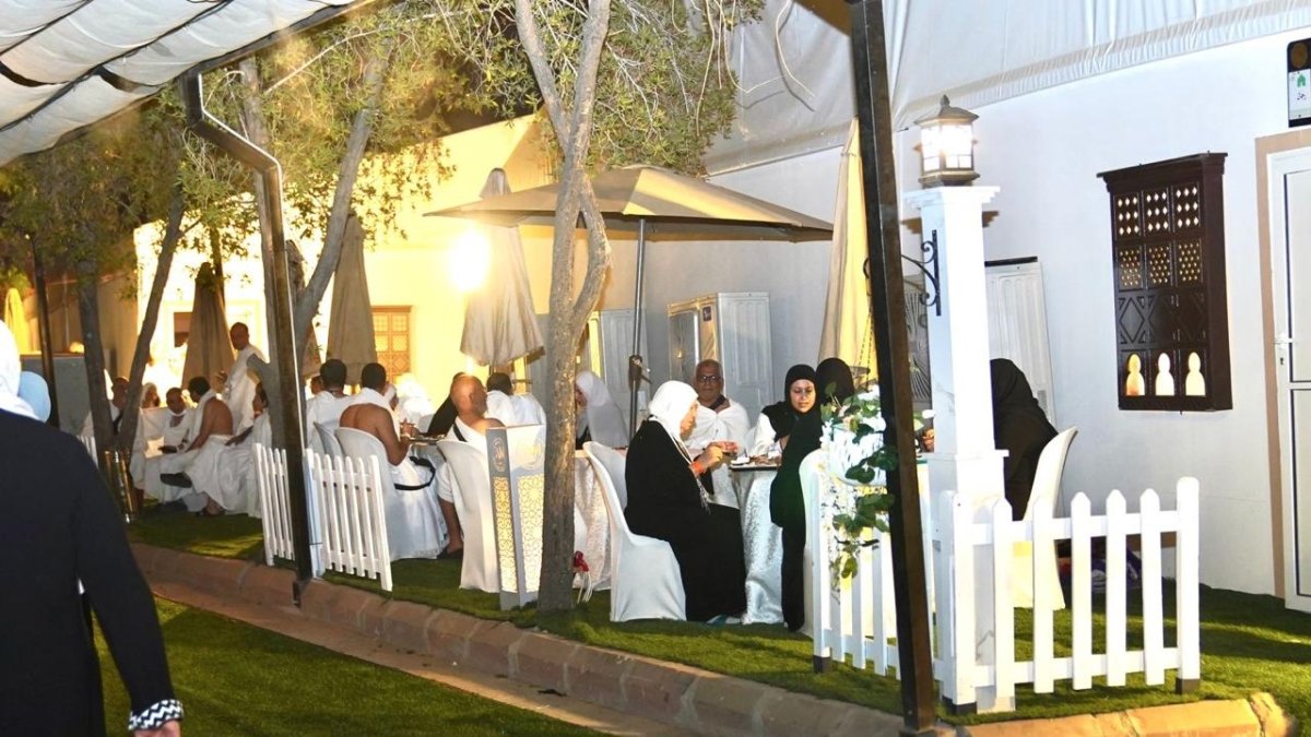 ندوات وعظ وحلقات أدعية بمخيمات الخمس نجوم في عرفات