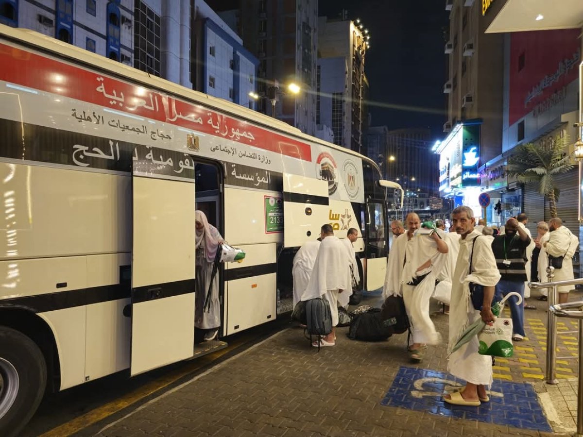 حجاج الجمعيات الأهلية يواصلون أداء المناسك.. ويرمون جمرة العقبة الكبرى.. والبعثة توفر كافة الخدمات في مشعر منى