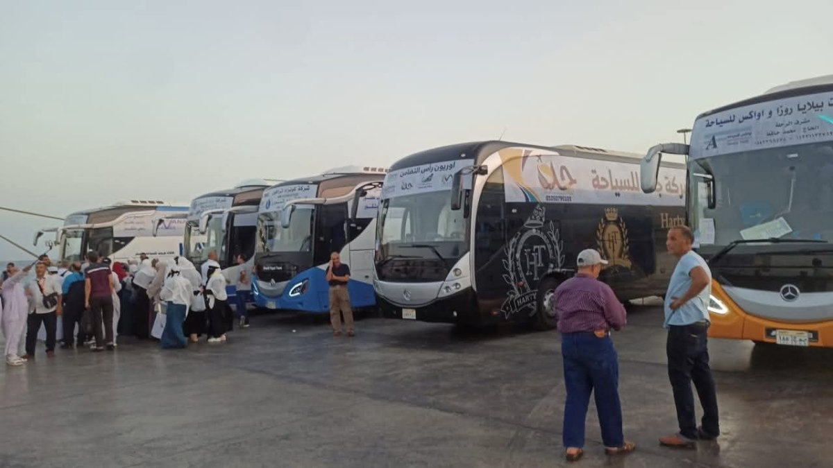 وزارة السياحة: انطلاق أولى رحلات عودة حجاج الحج السياحي البري المصريين لموسم حج 1446هـ من الأراضي المقدسة