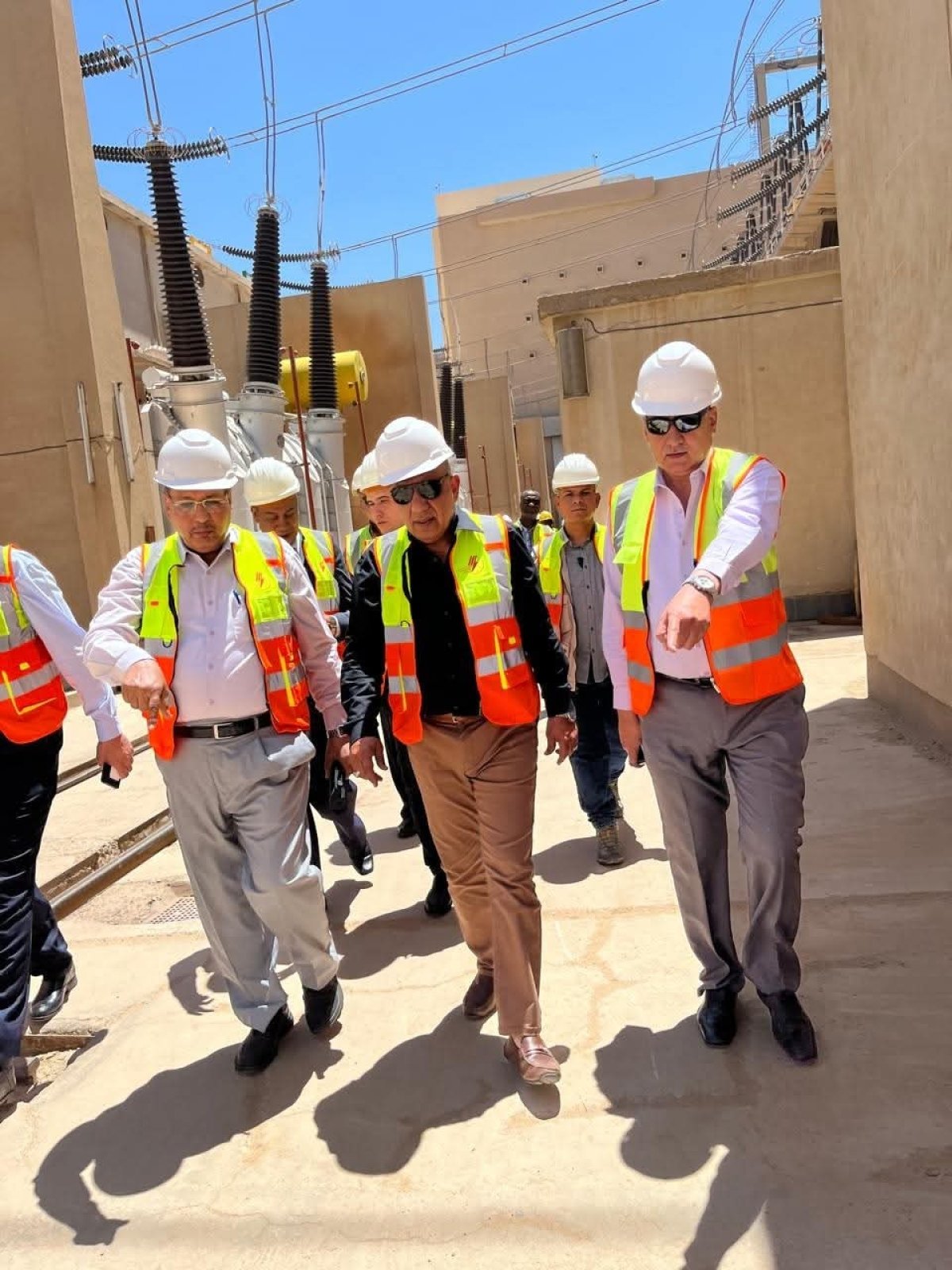 وزير الكهرباء يتفقد محطة توليد كهرباء السد العالي بمحافظة أسوان.. ويشهد بدء تشغيل أول محول قدرة ودخوله الخدمة وربطه على الشبكة بعد إحلاله وتجديده