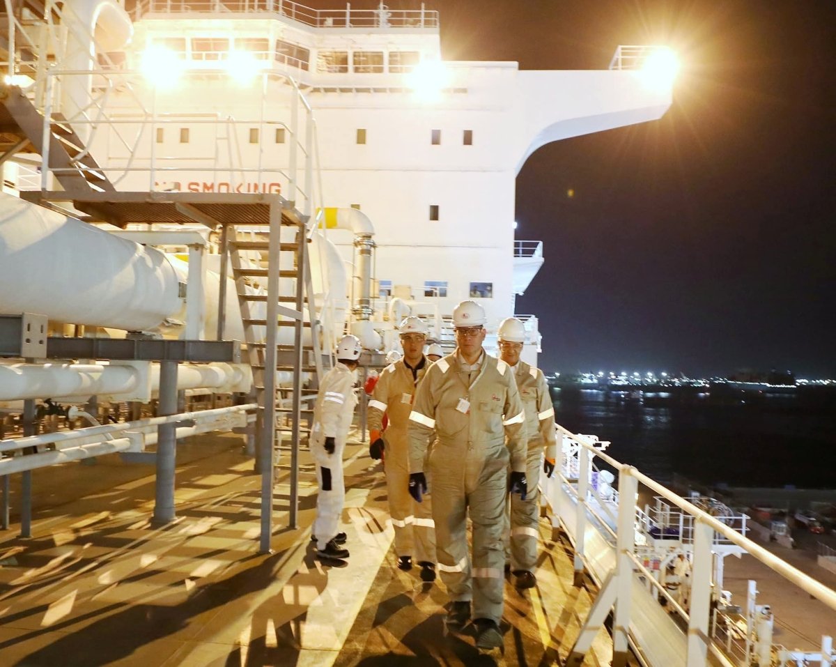 وزير البترول يُجري جولة تفقدية بميناء الإسكندرية لمتابعة أعمال تجهيز سفينة التغييز "Energos Power" تمهيدًا لتحركها وربطها على رصيف ميناء العين السخنة