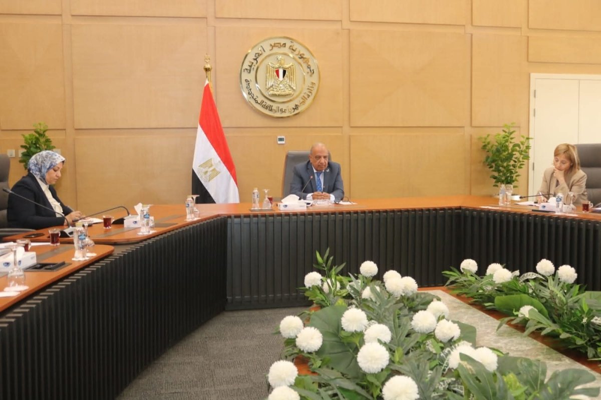 وزير الكهرباء والطاقة المتجددة يبحث مع وفدى بنك الاستثمار والاتحاد الأوروبيين سبل دعم الشراكة