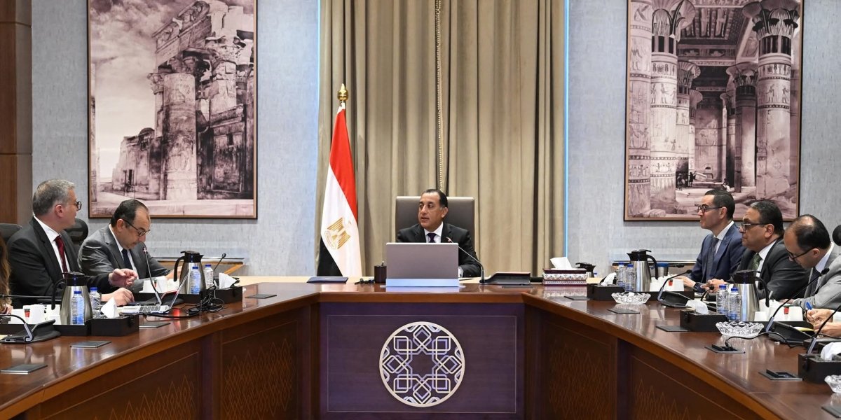 رئيس الوزراء يتابع تنفيذ برنامج الطروحات الحكومية في قطاعي البترول والأعمال العام