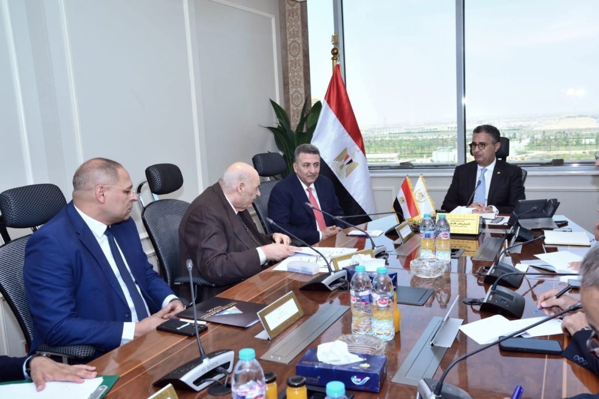 وزير التموين يعقد اجتماعًا مع رئيس الشعبة العامة للمخابز لمتابعة انتظام عمل منظومة الخبز البلدي المدعم