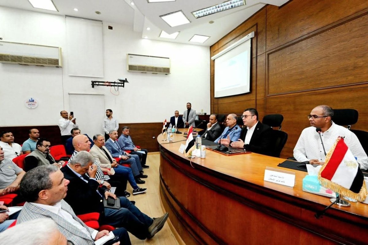 وزير الإسكان ومحافظ المنيا يتابعان سير العمل بمنظومتي مياه الشرب والصرف الصحي بالمحافظة ومشروعات «حياة كريمة»