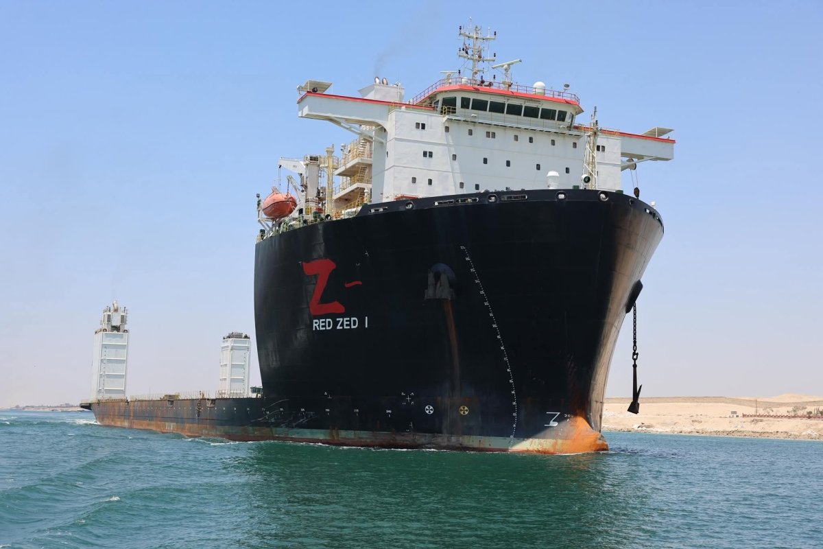 الفريق أسامة ربيع: "تعاملنا بشكل فوري واحترافي مع حادث جنوح سفينة الغطس RED ZED1"