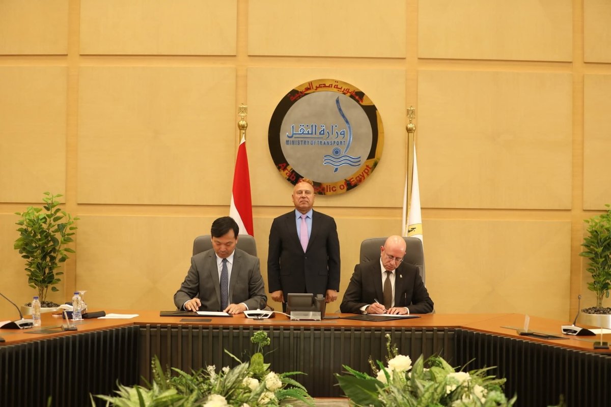 وزير الصناعة يشهد توقيع عقد بناء سفينتين جديدتين بين شركة الملاحة الوطنية وترسانة هانتونج الصينية
