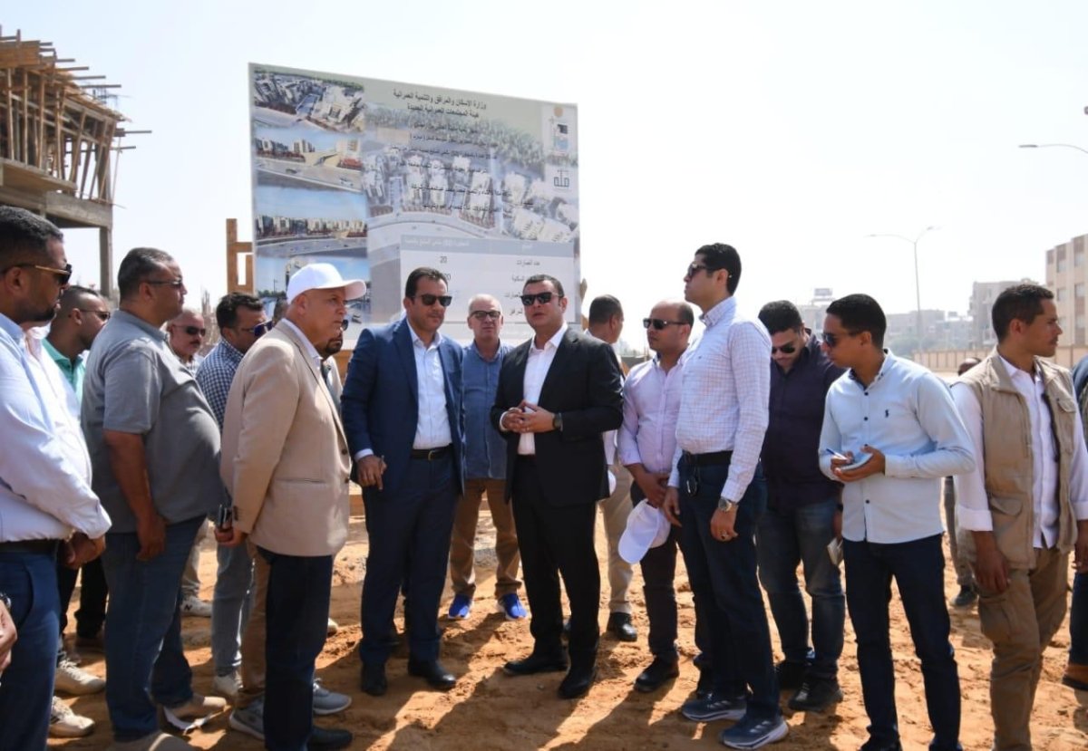 وزير الإسكان يبدأ جولة تفقدية بالعاشر من رمضان ويتفقد الطرق والمحاور ومشروع ديارنا السكني بالمدين