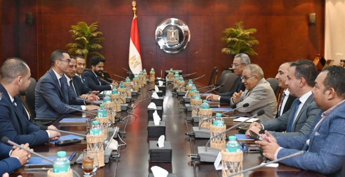 وزير الاستثمار والتجارة الخارجية يتسلم تجديد شهادة المواصفة القياسية الدولية لنظام إدارة المؤسسات التدريبية