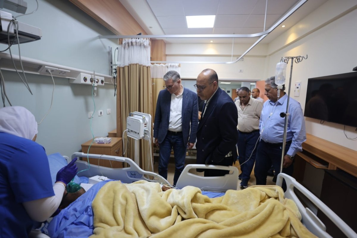 بدوي وجبران يطمئنان علي الناجين من حادث بارج خليج السويس 