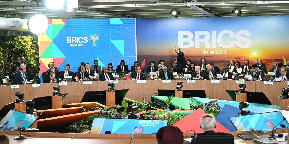 رئيس الوزراء يلتقي رئيس جمهورية الأوروجواي على هامش قمة البريكس