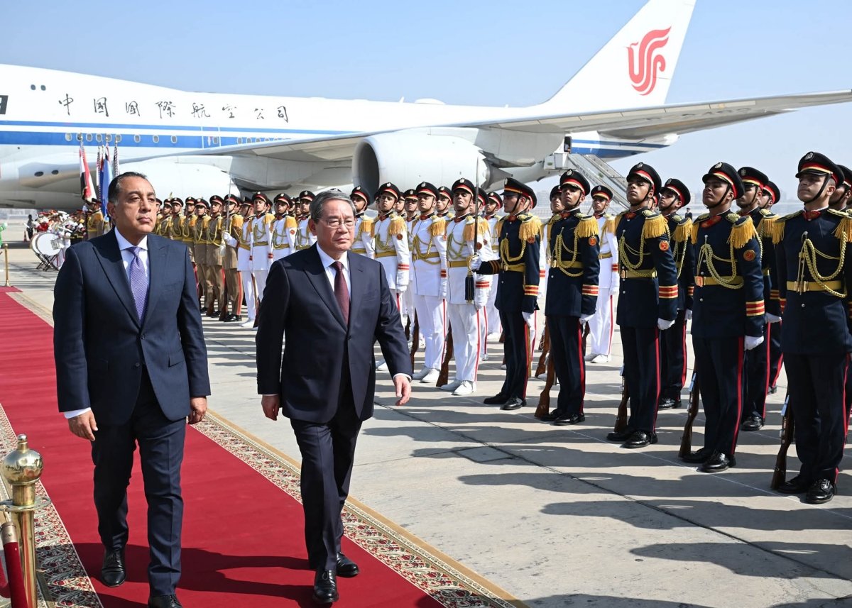 رئيس الوزراء يستقبل رئيس مجلس الدولة الصيني بمطار القاهرة الدولي