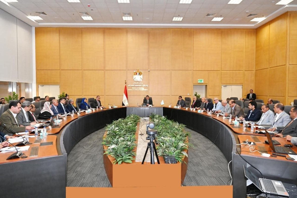 وزير الإسكان يعقد اجتماعه الدوري لمتابعة المشروعات السكنية بعددٍ من المدن والمحافظات