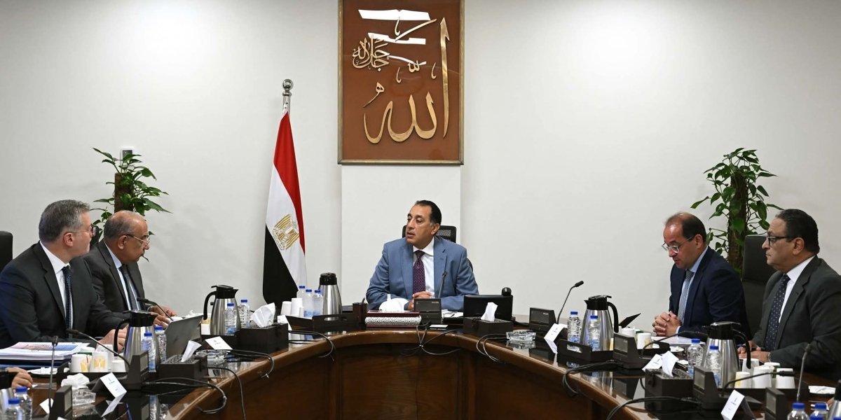 رئيس الوزراء يتابع إجراءات توفير الاعتمادات المالية المطلوبة للمواد البترولية اللازمة لتشغيل محطات الكهرباء وجهود سداد مديونيات الجهات الحكومية لشركات الكهرباء