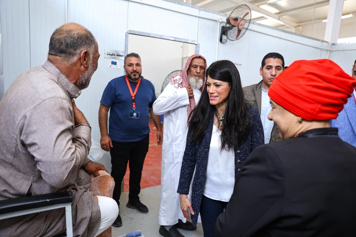 وزيرة التخطيط تتفقد مركز الأطراف الصناعية بمطروح وتشهد تسليم وصيانة ١٠٠ طرف صناعي لمصابي ومتضرري الألغام