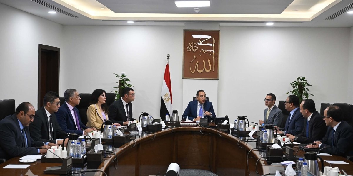 رئيس الوزراء يستعرض ملامح النسخة النهائية من مشروع قانون المناطق المركزية للمال والأعمال